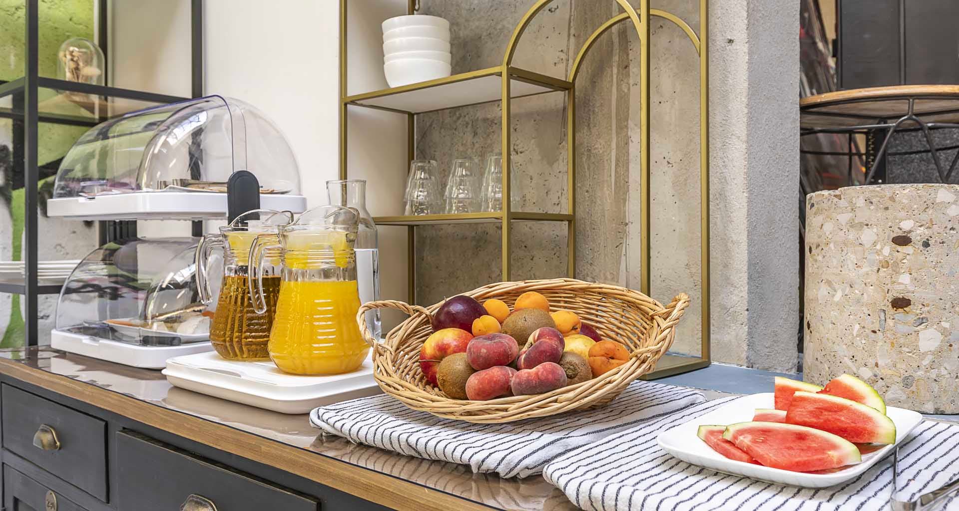 Petit-déjeuner 11BAUER · buffet continental, viennoiseries, fruits frais